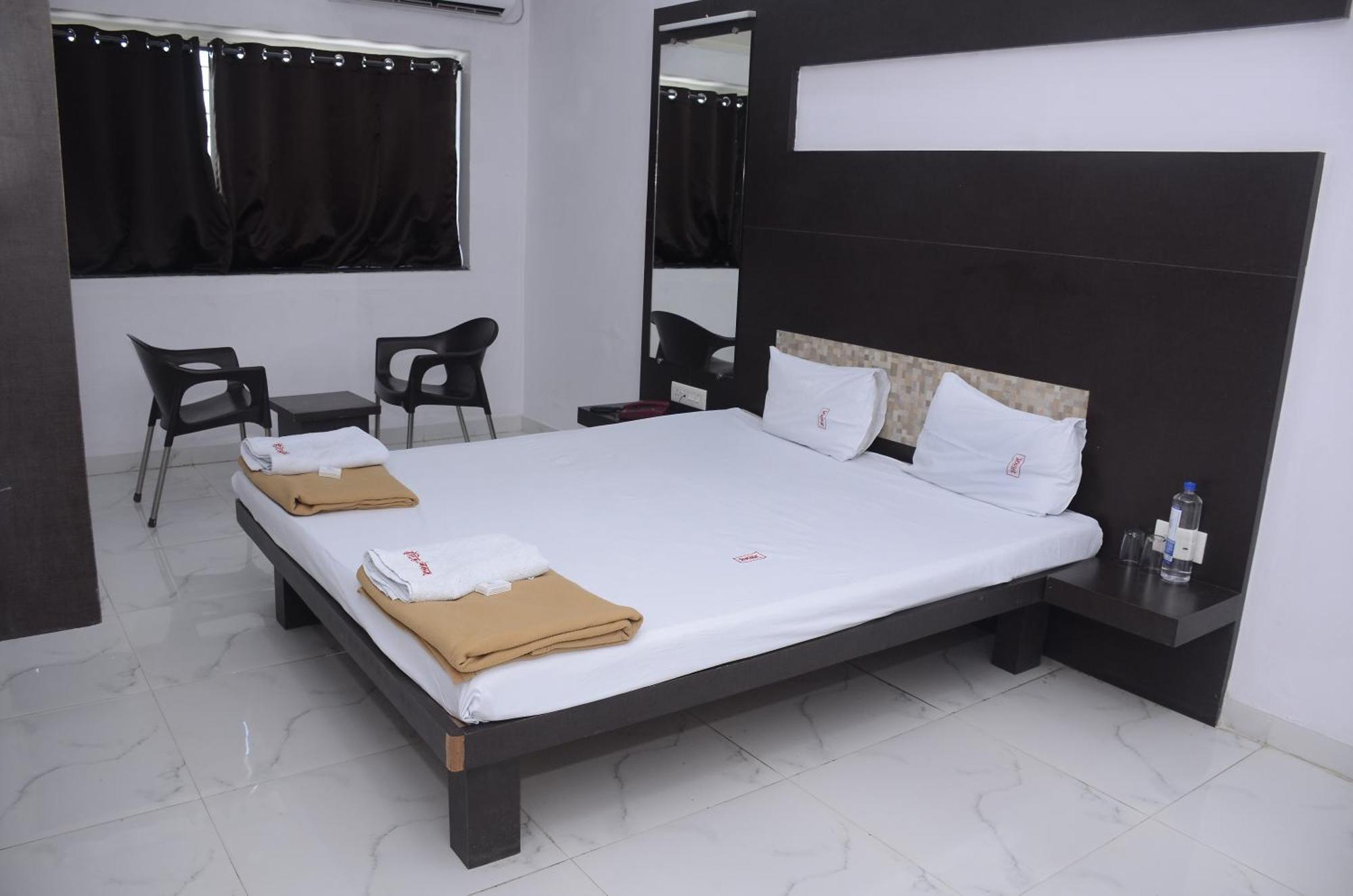 Hotel Mangalam Kurandvad Zewnętrze zdjęcie